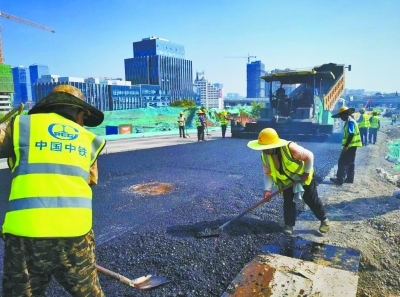 建設者上&ldquo;蒸&rdquo;下&ldquo;烤&rdquo;保施工進度